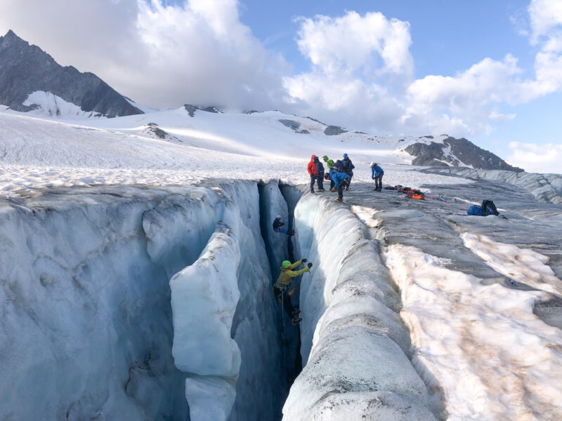 Formation sécurité glacier La Chamoniarde alpinisme escalade randonnée glaciaire Chamonix Mont Blanc glacier du Tour refuge Albert 1er